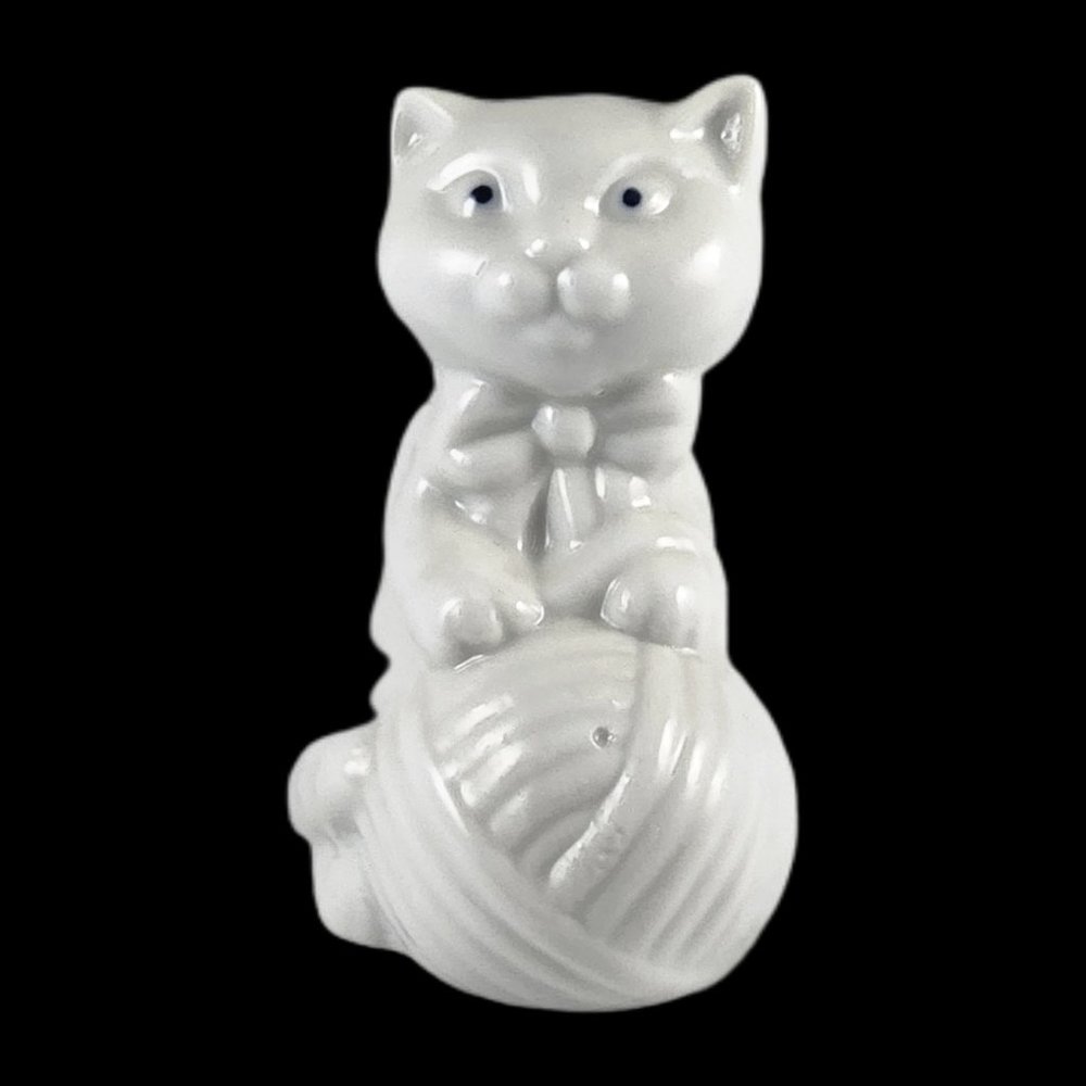 Spencer Gifts Cat Bell Figurine 3.5" White Kitten Kitty 1982 Taiwan Decoration